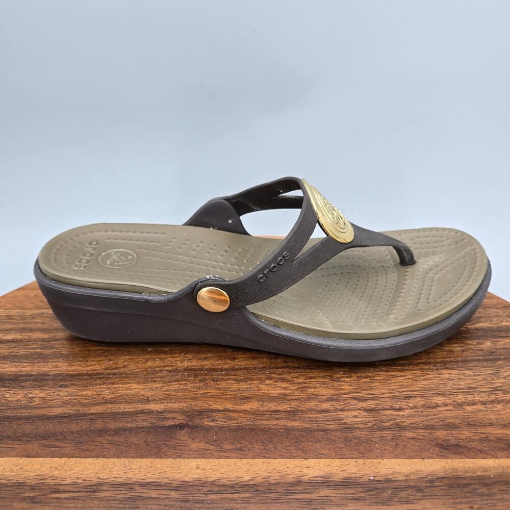 Crocs Sanrah Sandals Womens 7 Brown Gold Beveled Circle Thong Comfort Wedge